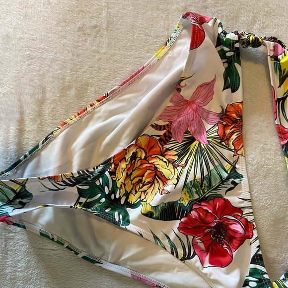 Missguided Floral Monokini - Picture 5 of 6